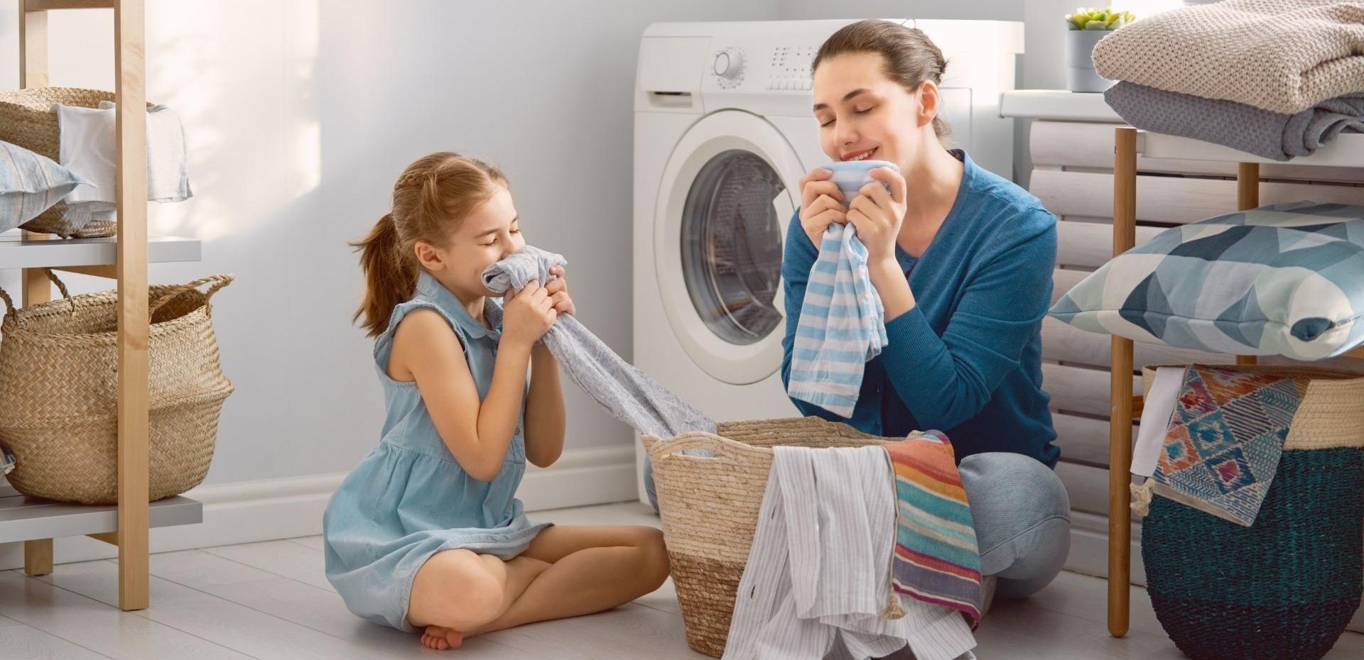 une maman et sa fille sante le linge frais