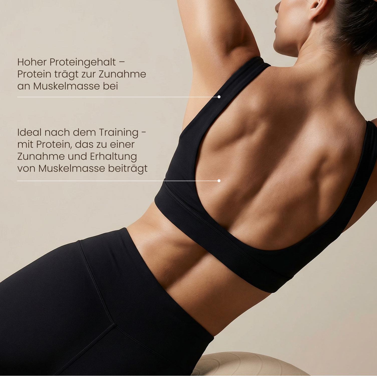 Frau in Plank-Position auf Yoga-Matte neben Glasflasche mit Iced Coffee Shake und Nature Heart Creamy Protein Beutel