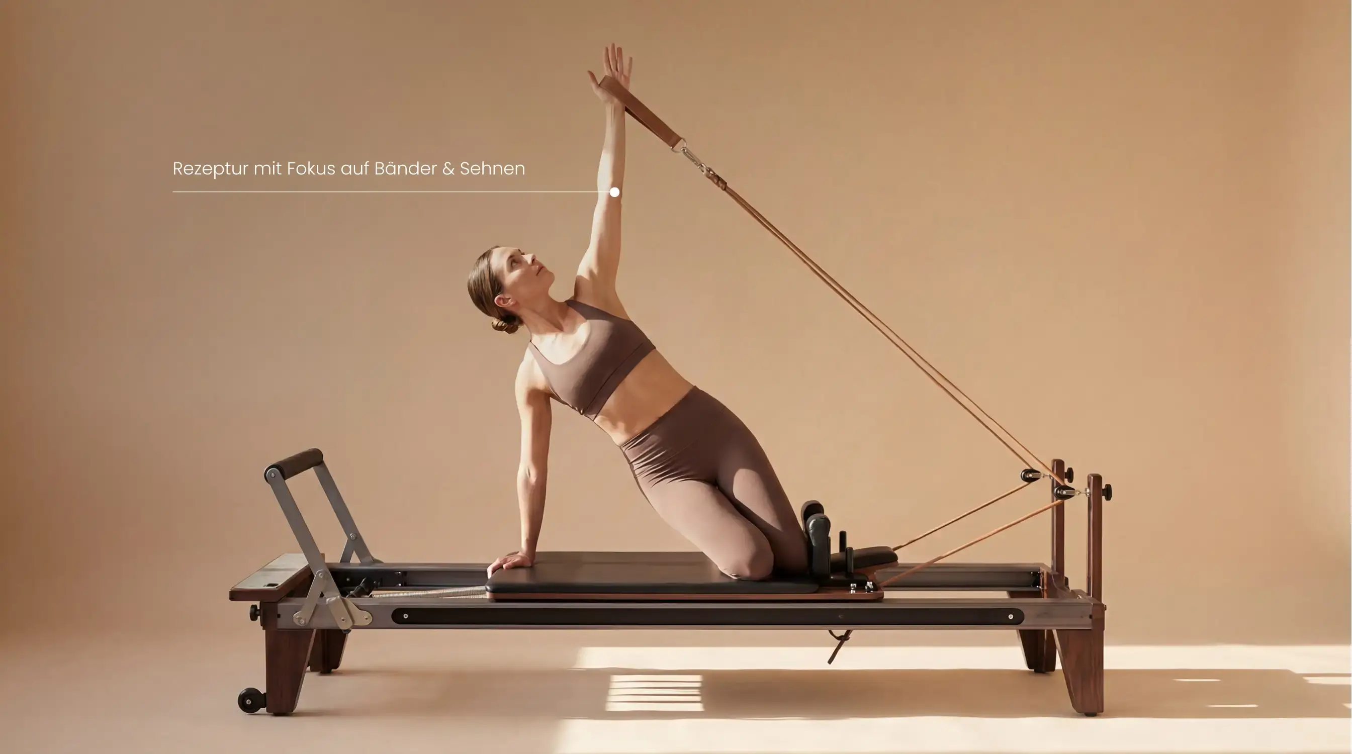 Pilates-Training als Symbolbild für Bänder- und Sehnenunterstützung
