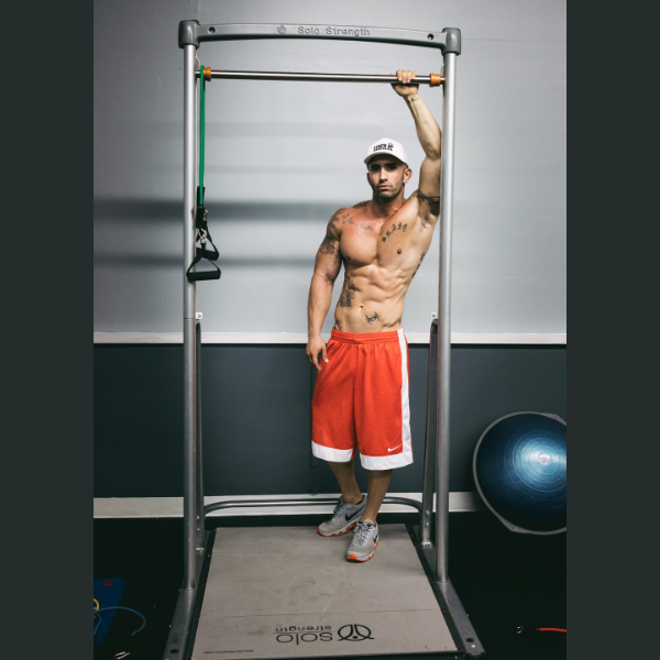 customer with abs model showing freestanding bodyweight exercise functional training station