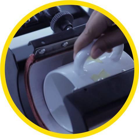 masukkan mug dalam mesin press