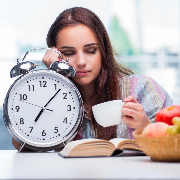 femme qui s'endort une tasse de café à la main