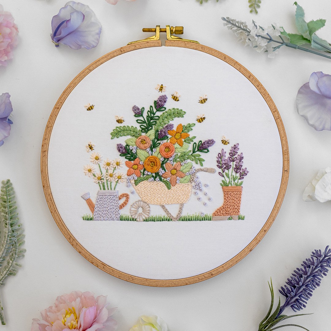 Chain stitch makes up the basket in the Gardening Bee pattern.