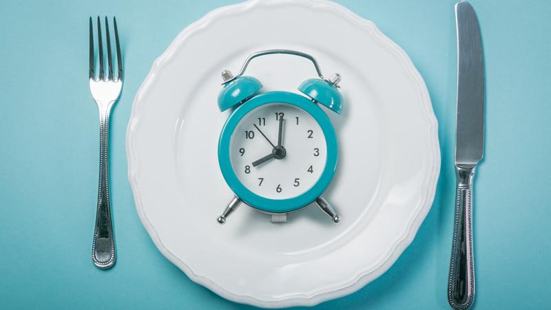 A clock on on an empty food plate