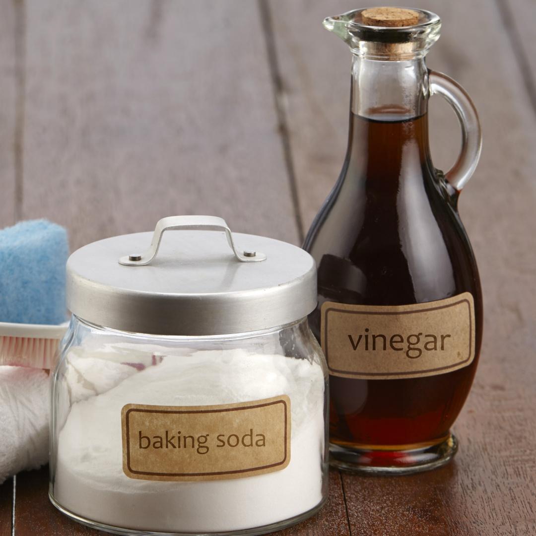 cleaning agent baking soda with vinegar