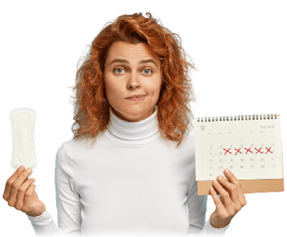 femme qui tient une serviette hygiénique et un calendrier menstruel