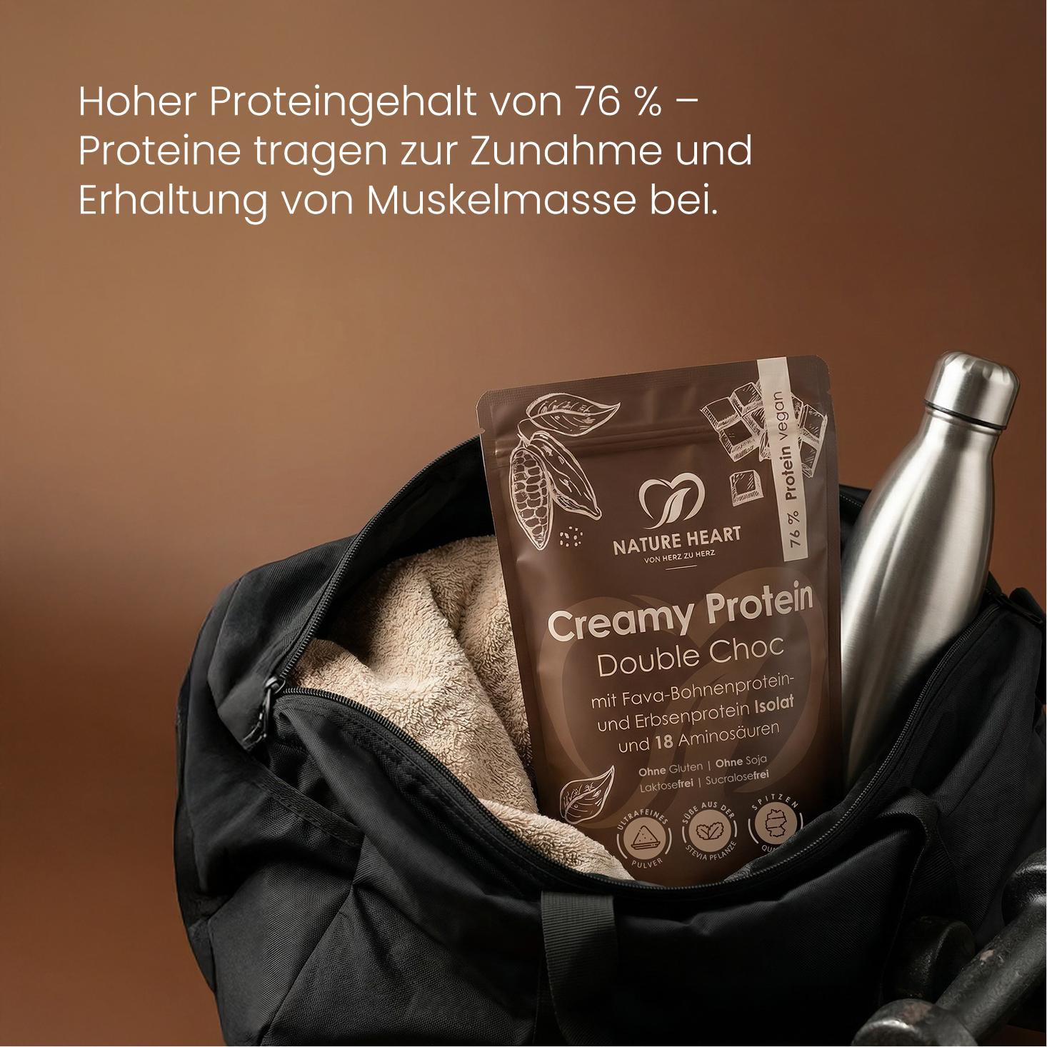 Veganer Schoko-Protein-Shake mit Nüssen im Glas neben Nature Heart Creamy Protein Double Choc Beutel