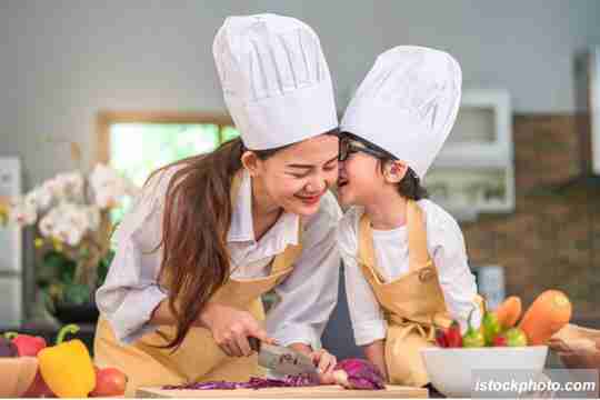masak bareng anak, waktu bersama anak, foto keluarga