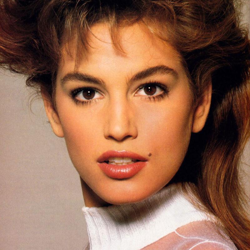 Smiling woman with round face shape