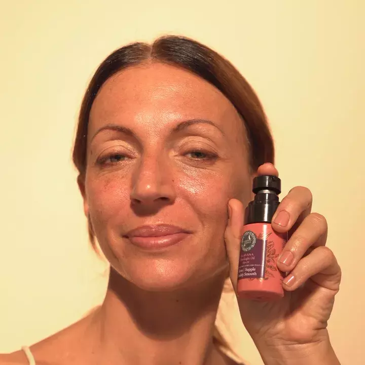 Women applying Ultra-Light Face Oil theayurvedaexperience