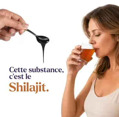Cuillerée de résine de shilajit et femme buvant dans un verre