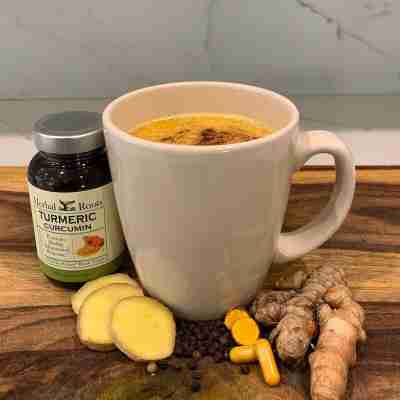 A golden milk latte with turmeric, ginger, black pepper and herbal roots turmeric curcumin