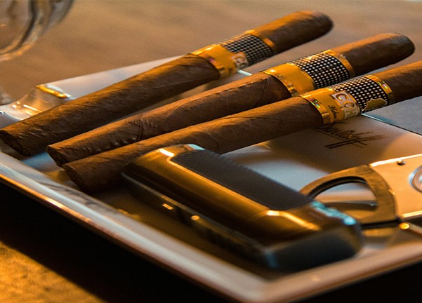 How to Cut a Cigar without a Cutter