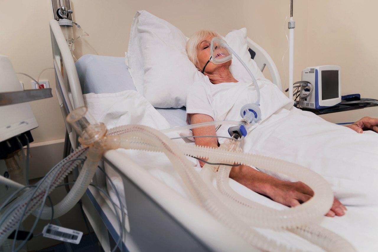 Пожилая женщина на больничной койке