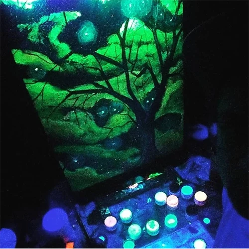 How to Create A Glow In The Dark Acrylic Pour Painting – Art 'N Glow