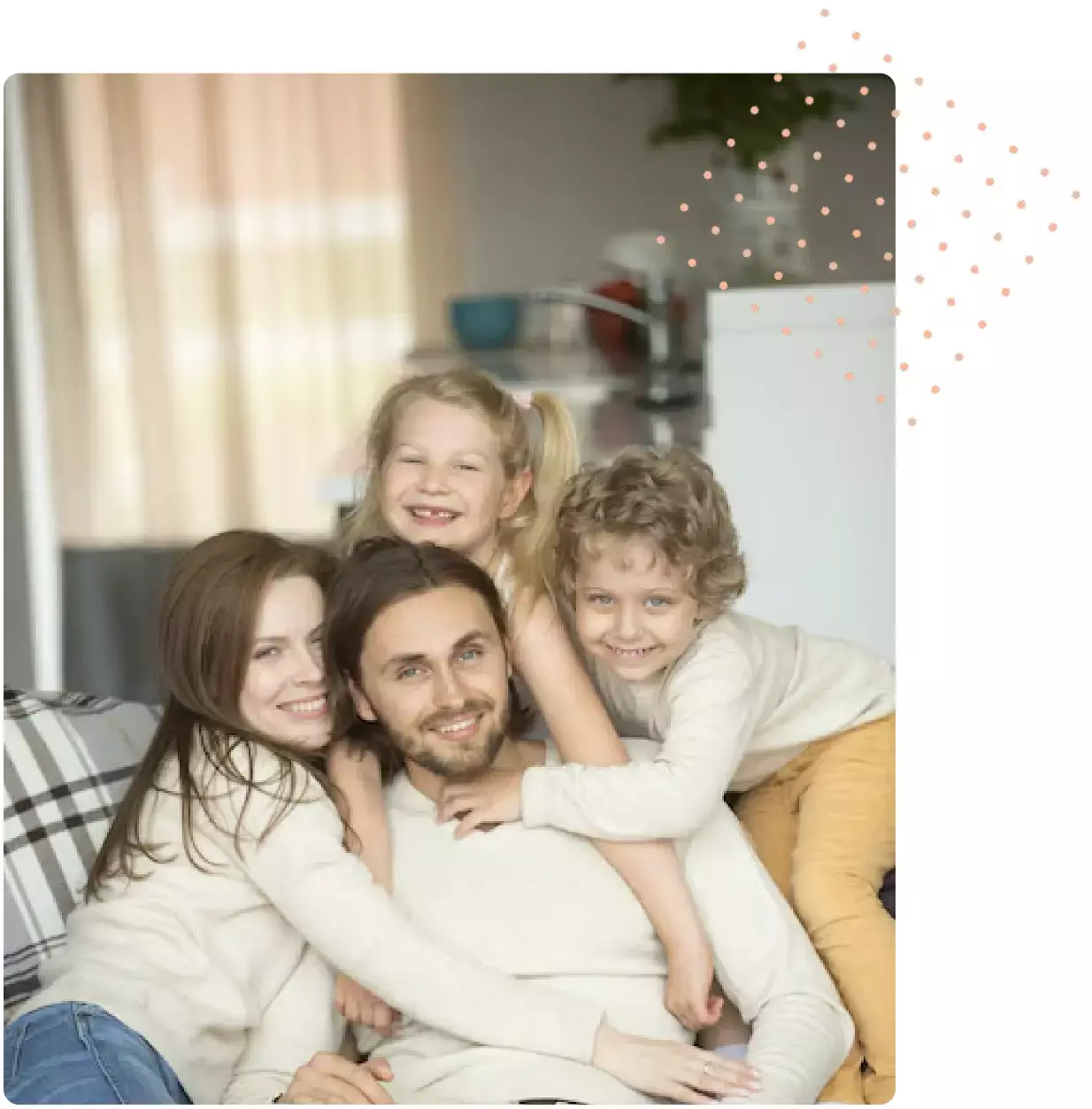 “Famille souriante réunie dans le salon – image représentant le bien-être familial, la santé naturelle et le bonheur au quotidien”