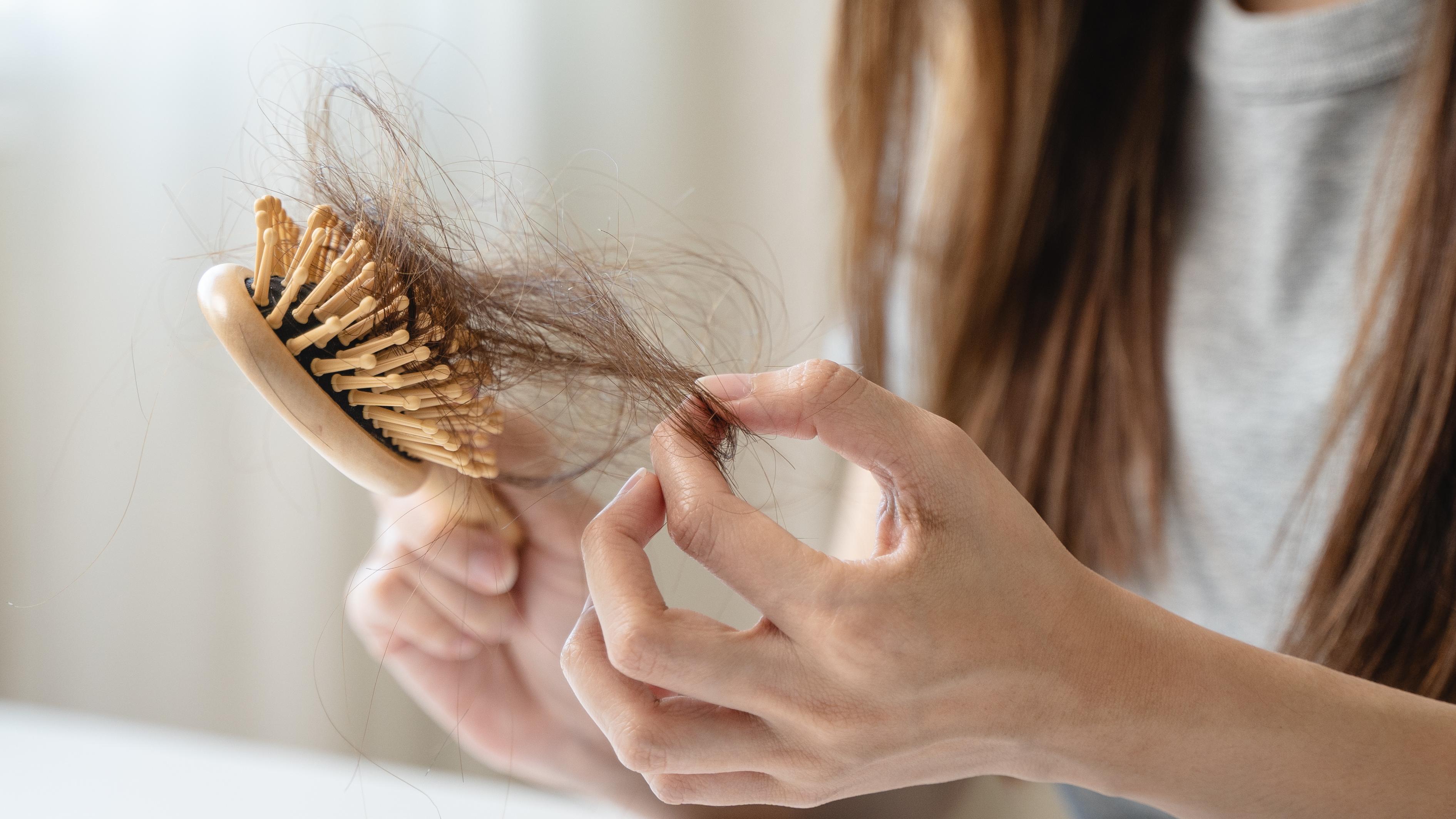 Noticeable hair loss & Sebum reduction - Women in her 40s - Desktop