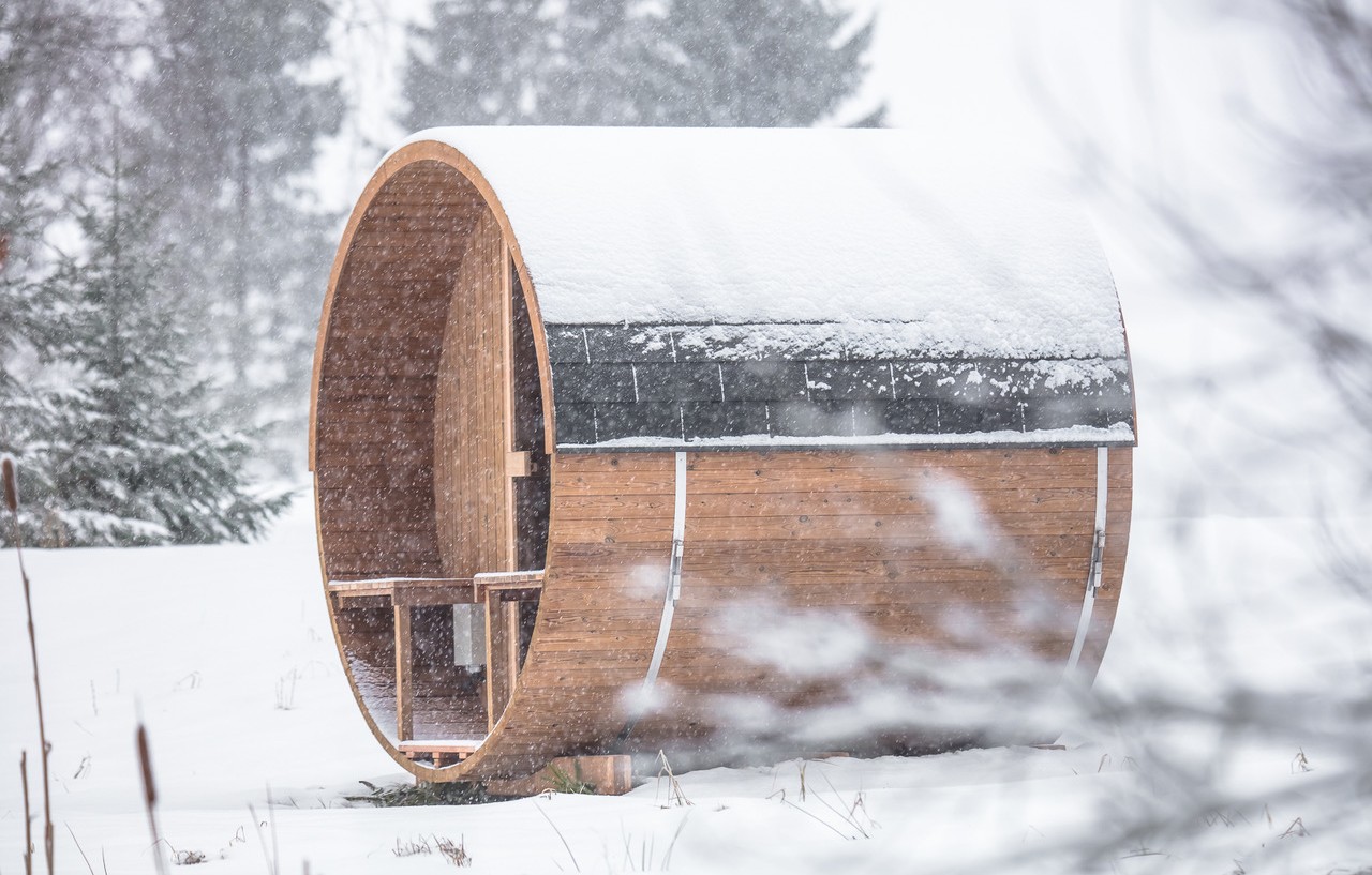 IMAGE OF A DURABLE SAUNA IN THE SNOW THAT’S BEEN BUILT WITH THERMALLY MODIFIED WOOD