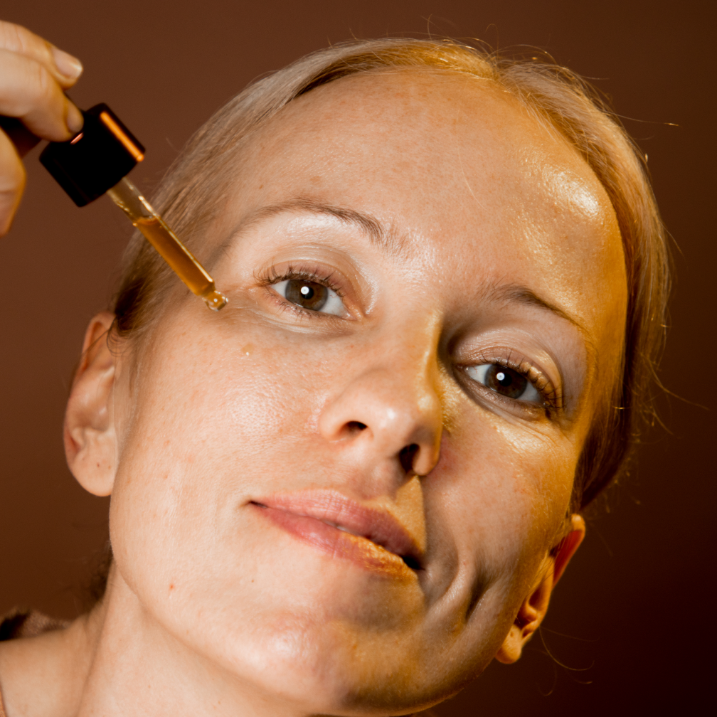 Woman using Kesaradi Face Oil on her face