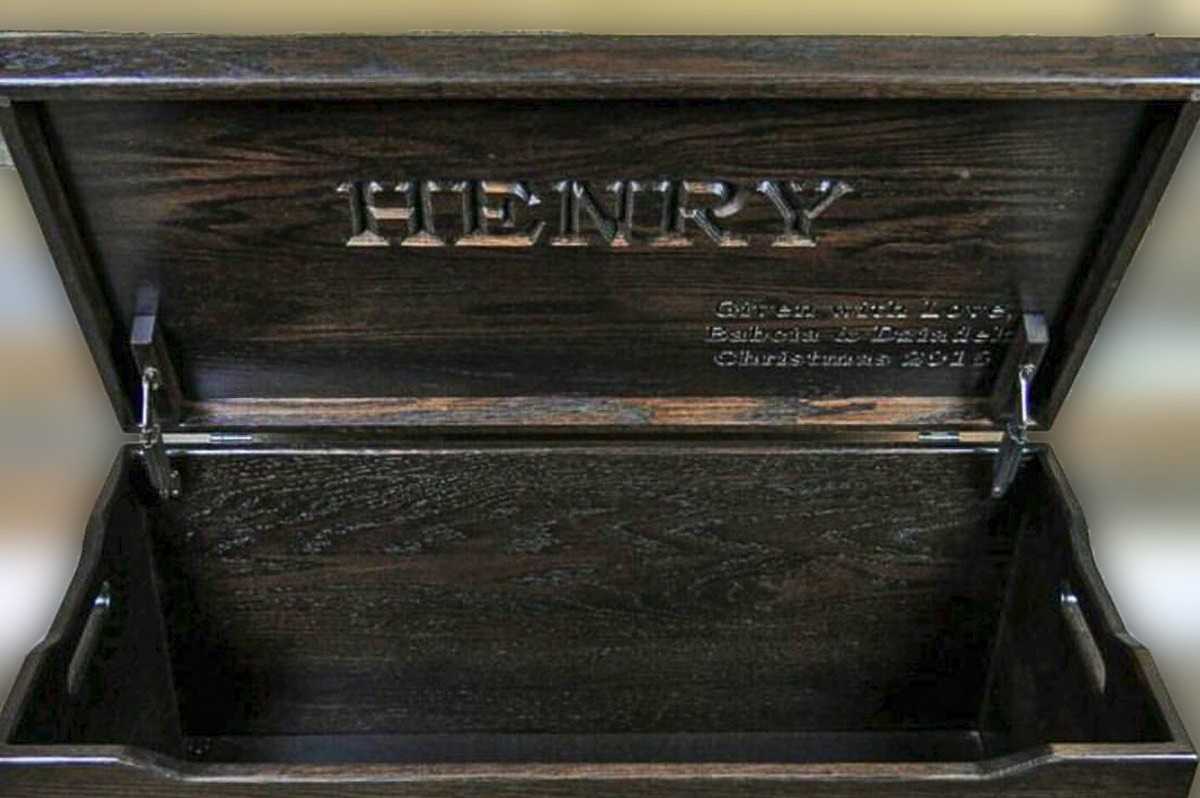 Open solid wood chest, engraved R