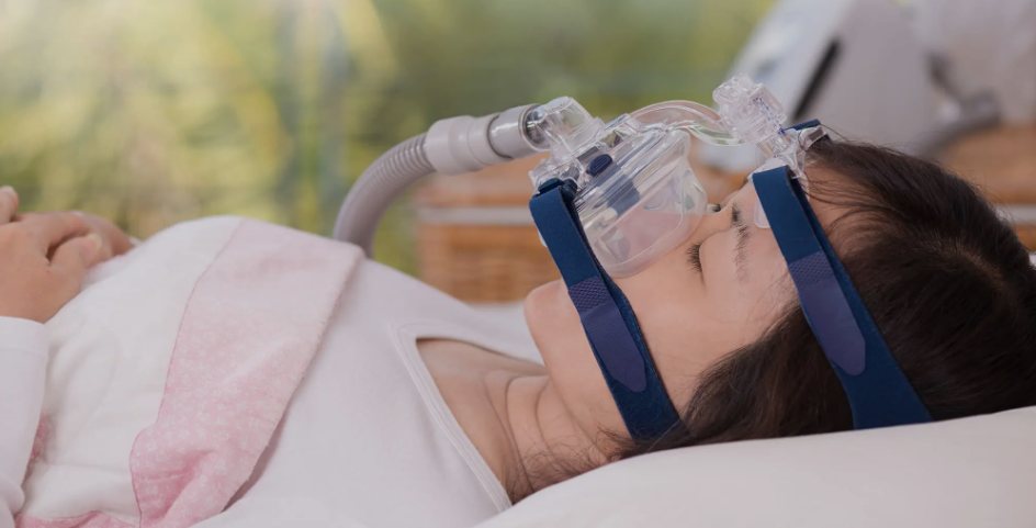 woman sleeping with a cpap machine