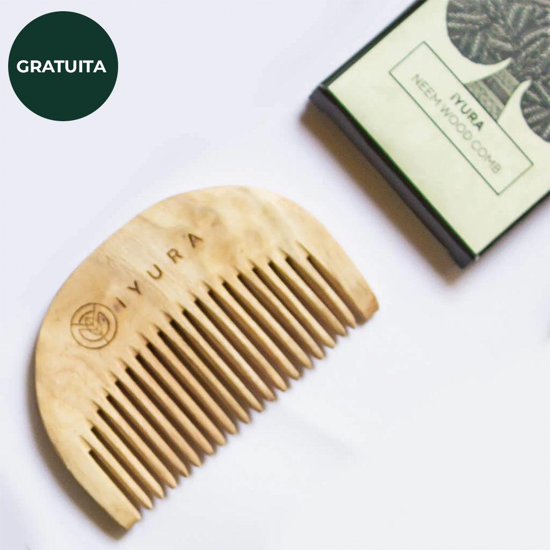 Pettine in legno naturale iYURA con denti larghi, ideale per la cura delicata dei capelli e del cuoio capelluto, mostrato accanto alla sua confezione.