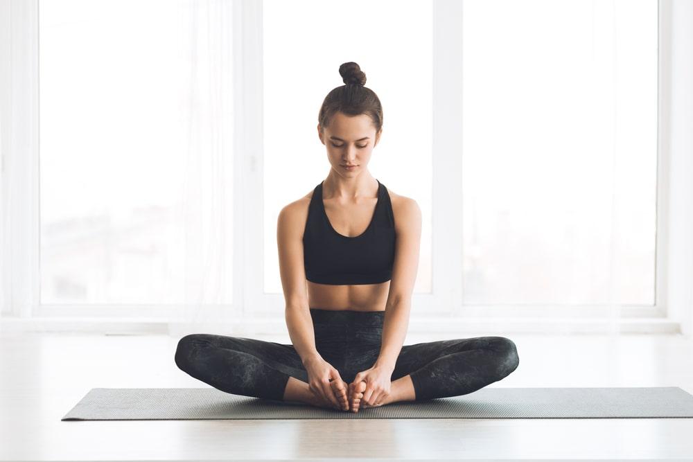 Yoga posture du papillon