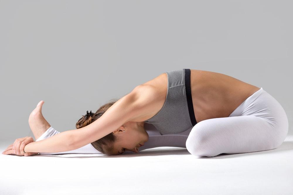 Yoga posture de la tête genoux