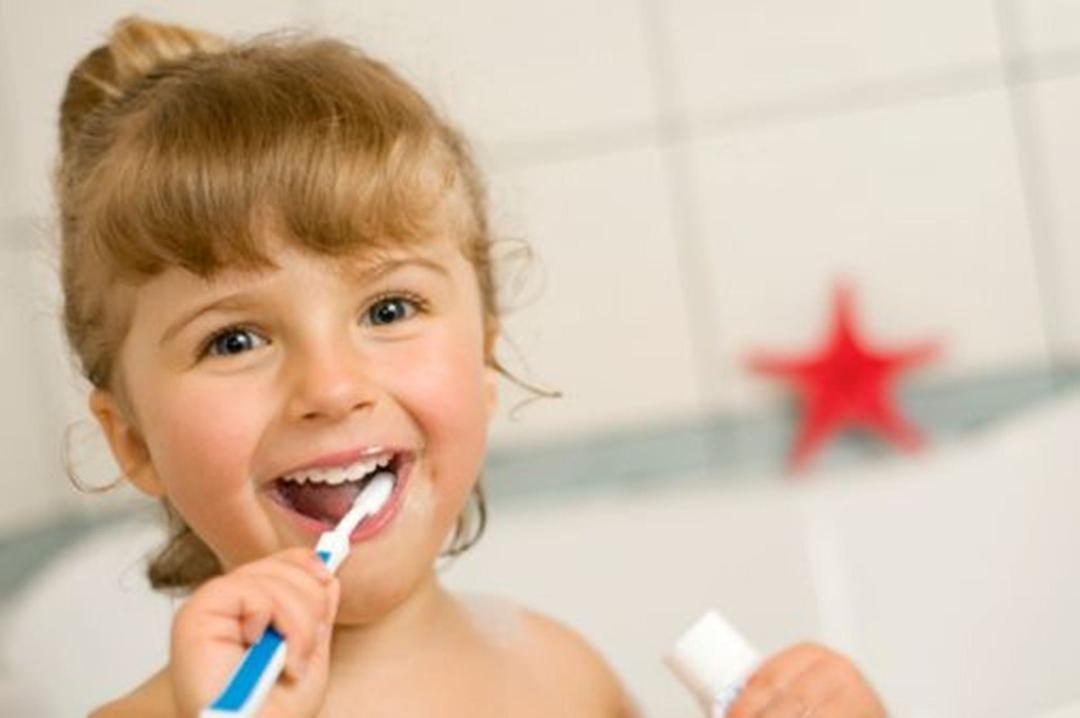 Kid brushing teeth
