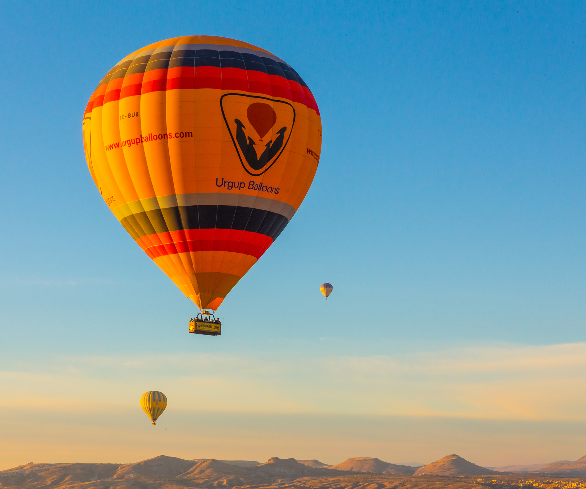 Bright nulti colored hot air ballons flying in a blue sky