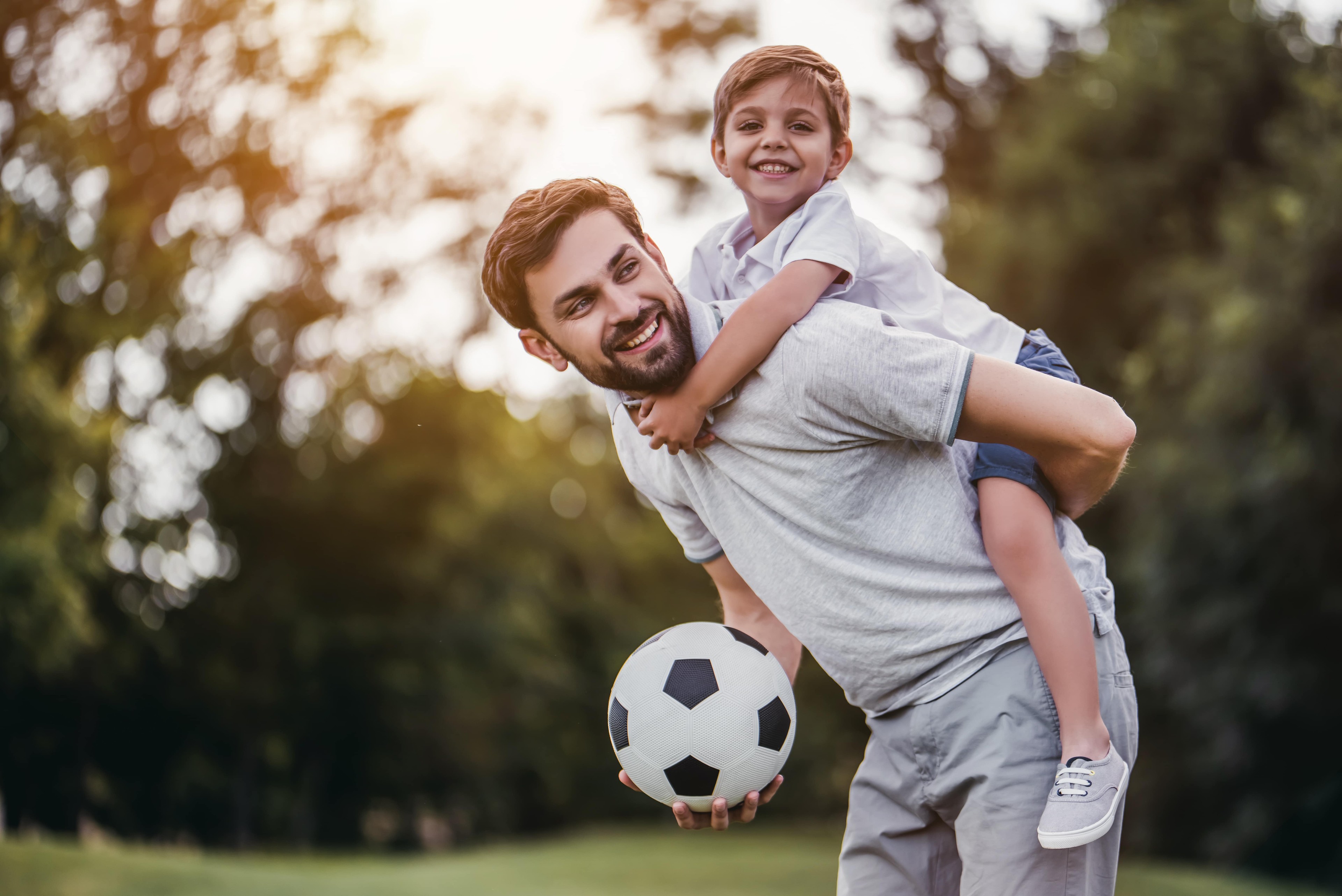 Папа играет с сыном. Папа и сын футбол. Футбол с сыном. Футбол дети с родителями. Родители и дети играют в футбол.