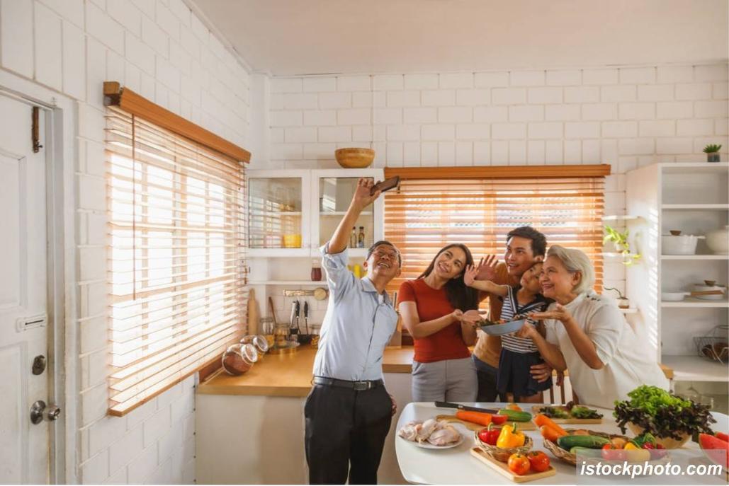 wefie di acara keluarga, foto keluarga di rumah