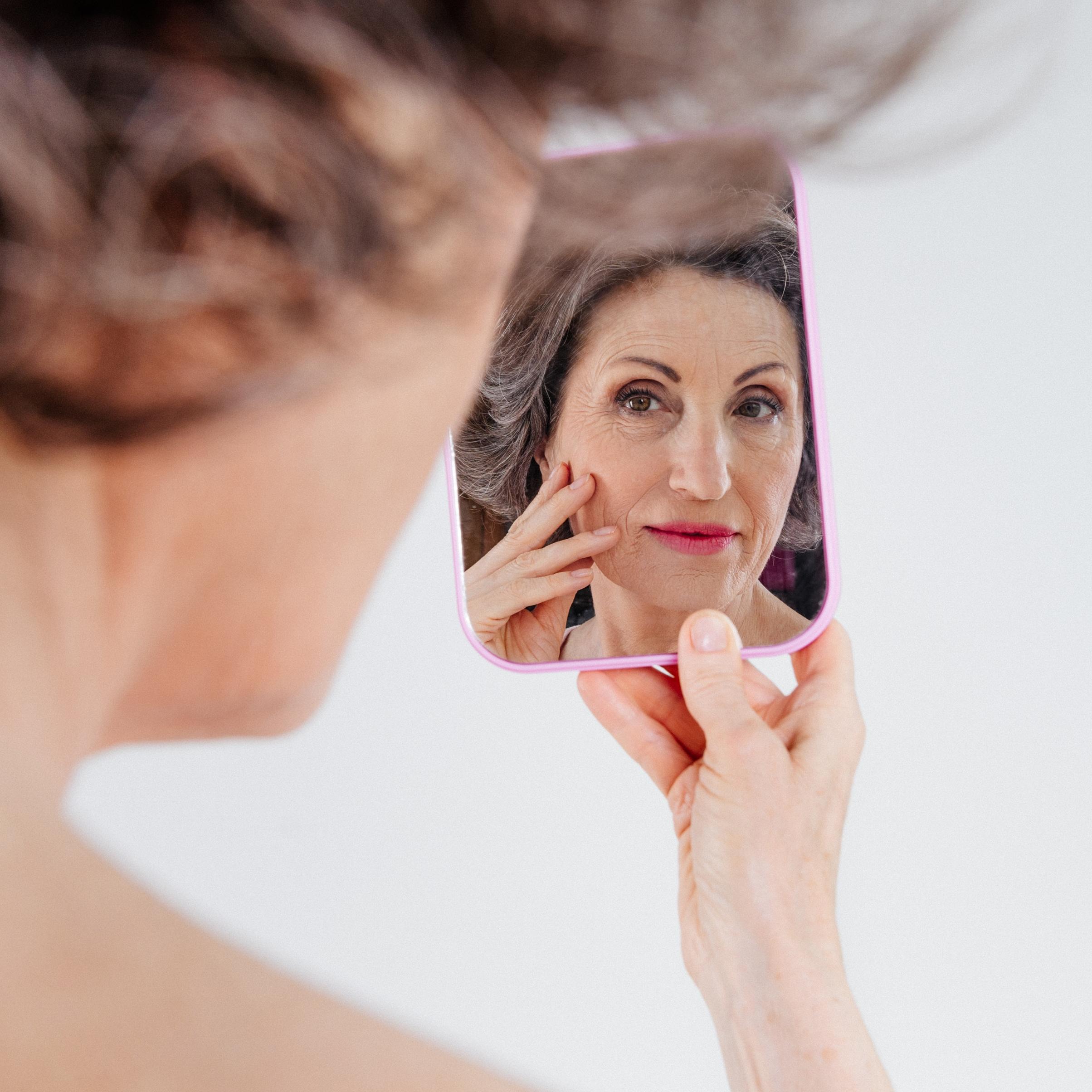 Women looking herself in the mirror - Desktop