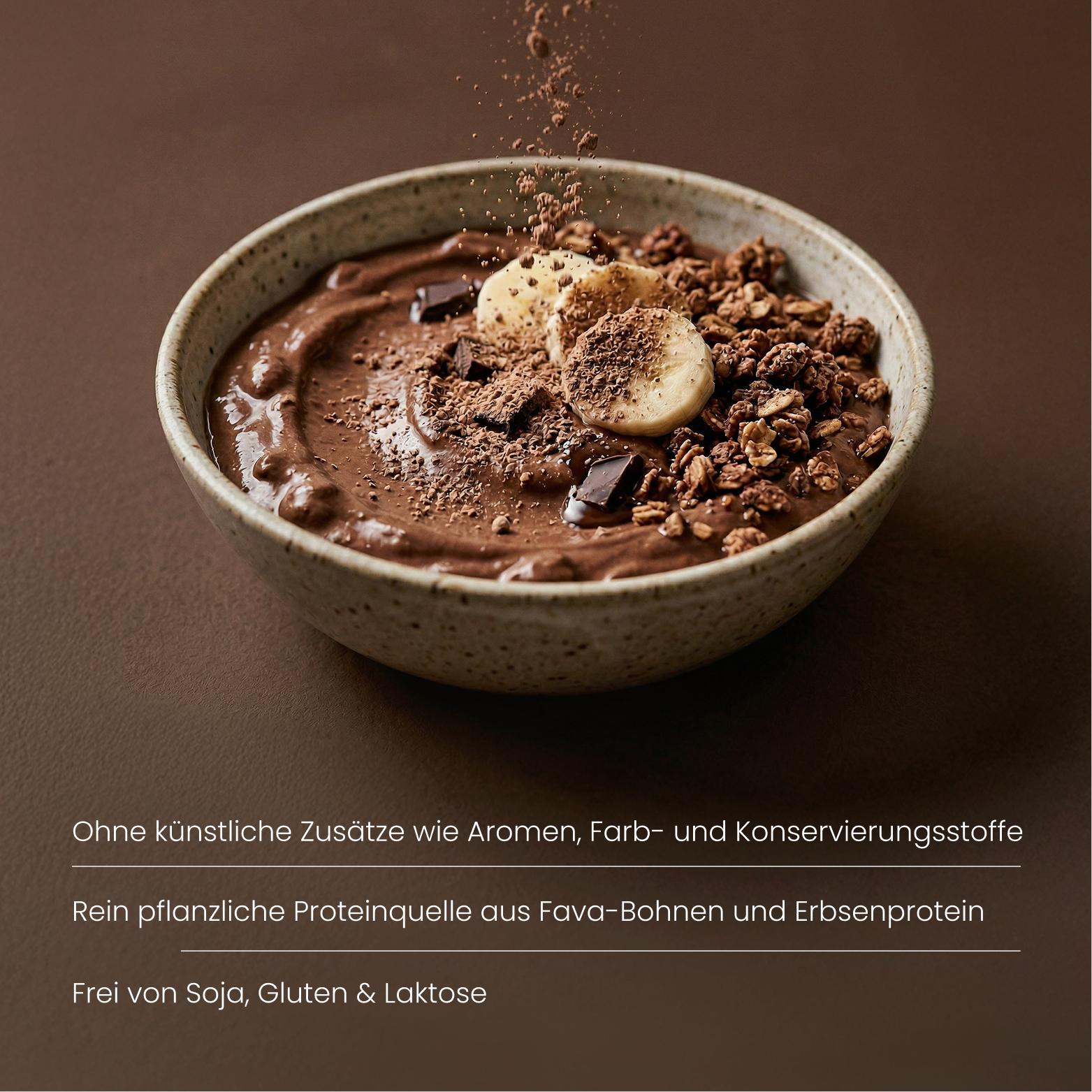 Mann mit definiertem Oberkörper hält Nature Heart Creamy Protein Double Choc mit 76 % Protein und 18 Aminosäuren