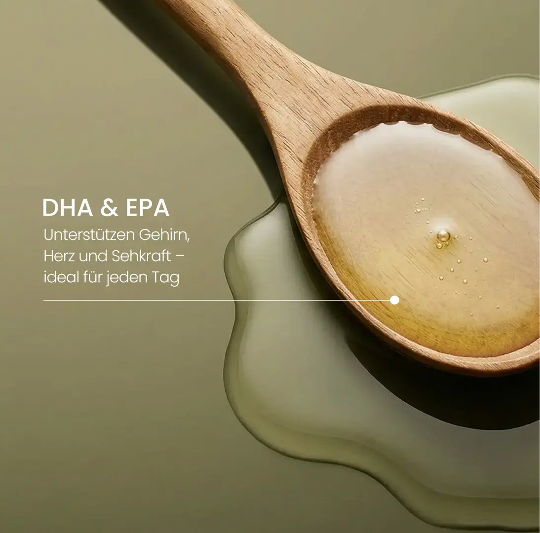 Goldenes Algenöl auf Holzlöffel mit ausgelaufener Pfütze – DHA und EPA als pflanzliche Omega-3-Fettsäuren für jeden Tag