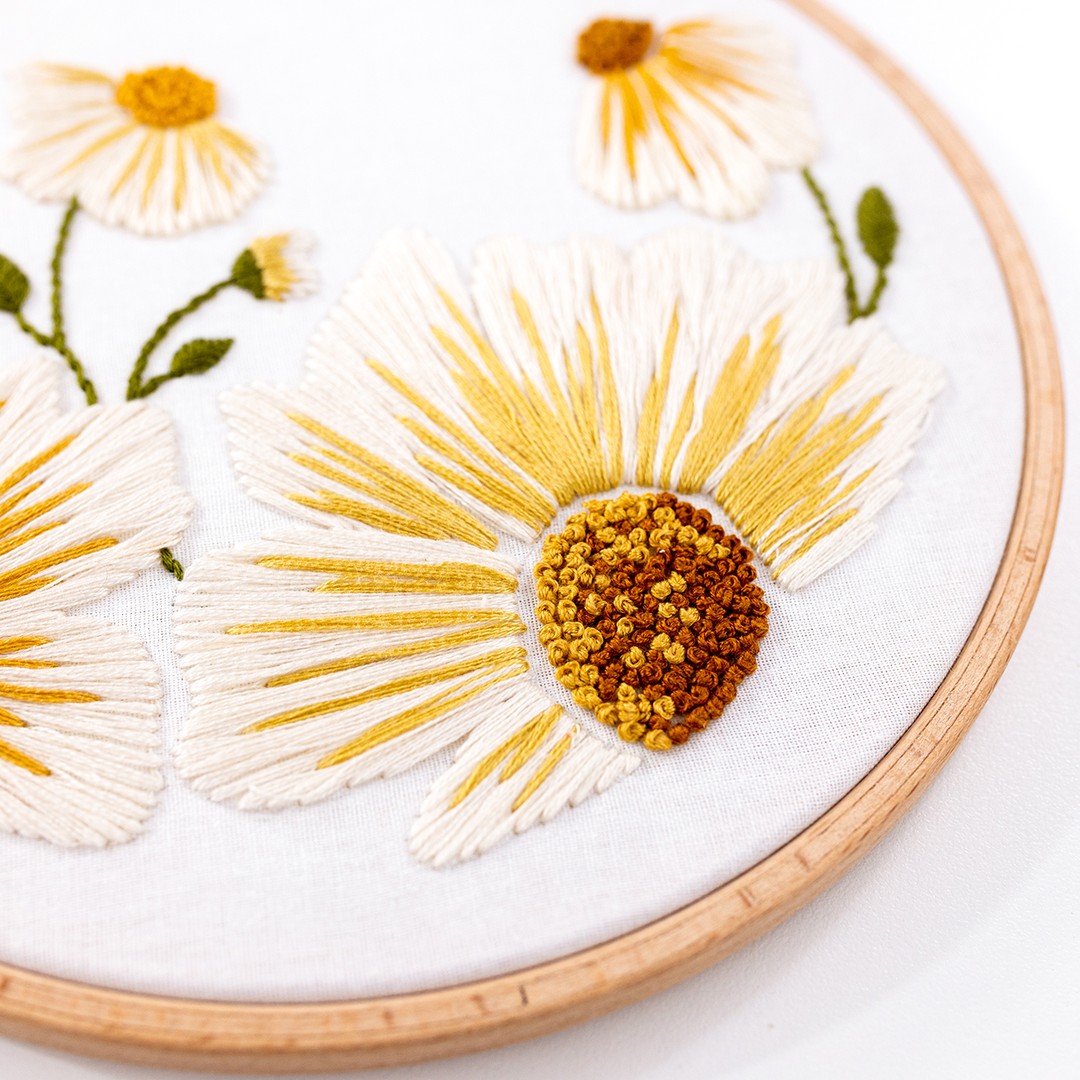Straight stitches make up the accents on the petals in the Daisy Blooms pattern.