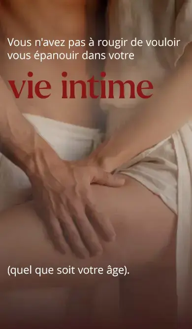 Gros plan d’un couple enlacé, vêtu de lin blanc