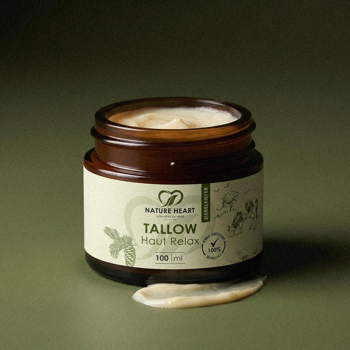 Nature Heart Tallow Haut Relax 100 ml mit Zirbelkiefer auf Holztisch mit Kiefernzweigen, Zapfen und Apothekerflasche mit Zirbenöl