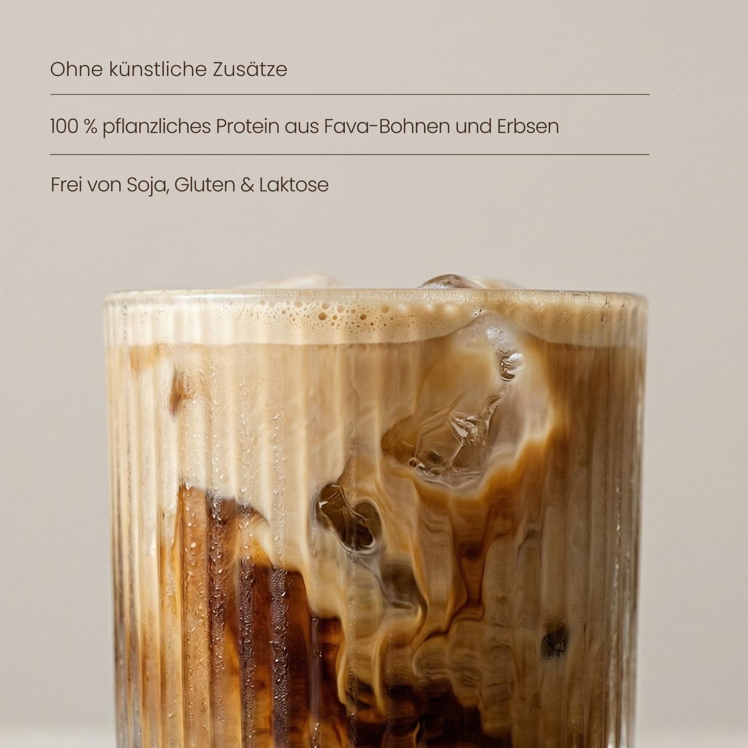 Veganes Tiramisu auf Holzbrett mit Kakao-Topping neben Nature Heart Creamy Protein Iced Coffee Beutel als Backzutat