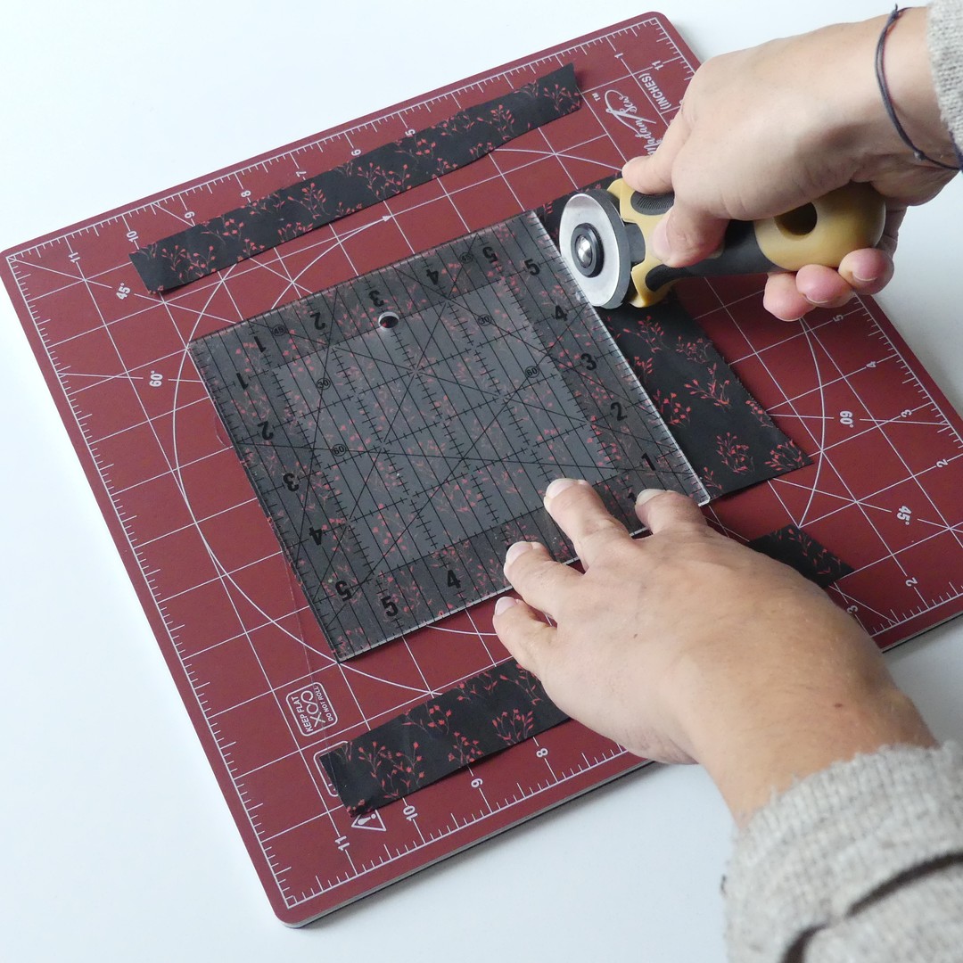 How to use a Rotary Cutter with the Cutting mat - SewGuide