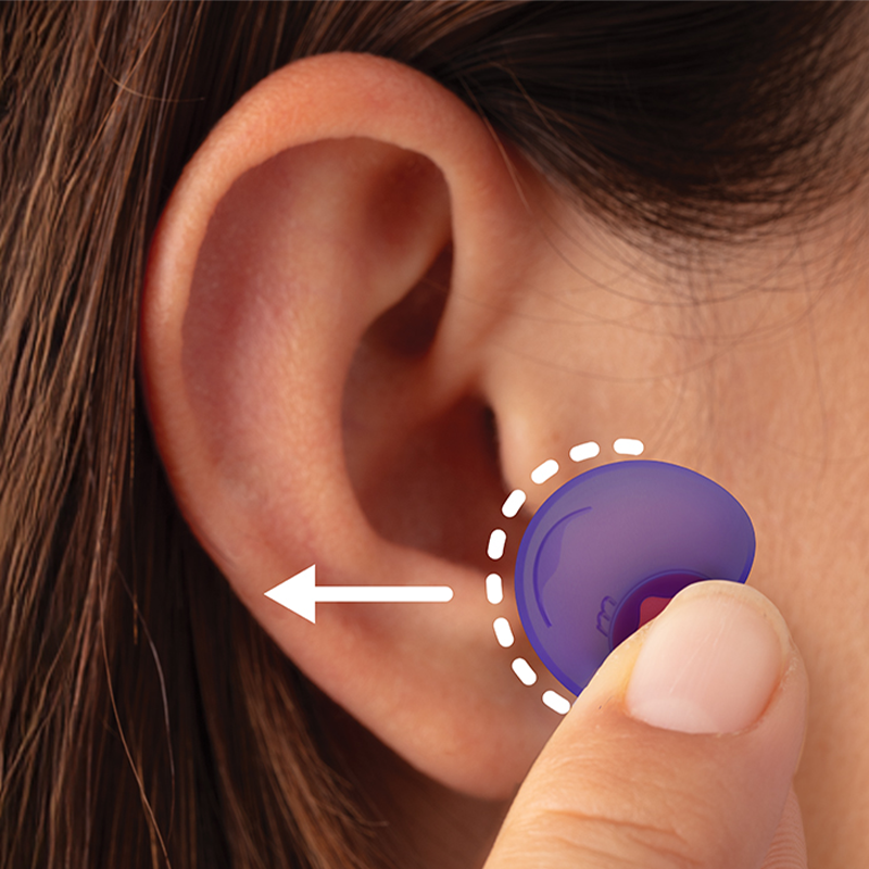 A person holding an earplug to their ear with an arrow and dotted line to indicate how to position the earplug.
