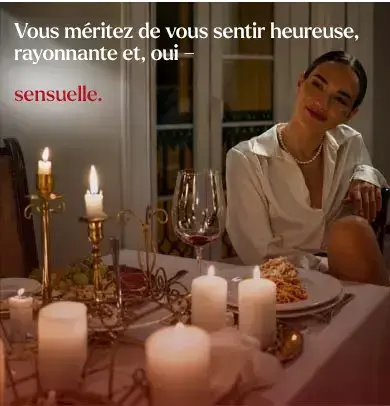 Femme souriante attablée pour un dîner aux chandelles
