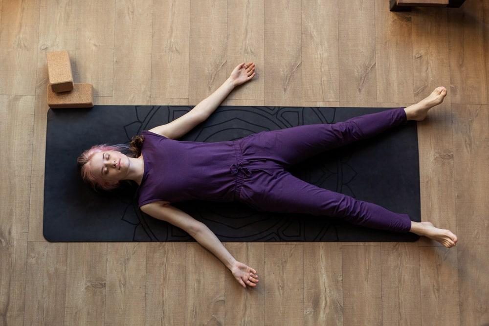 femme qui fait du Yoga