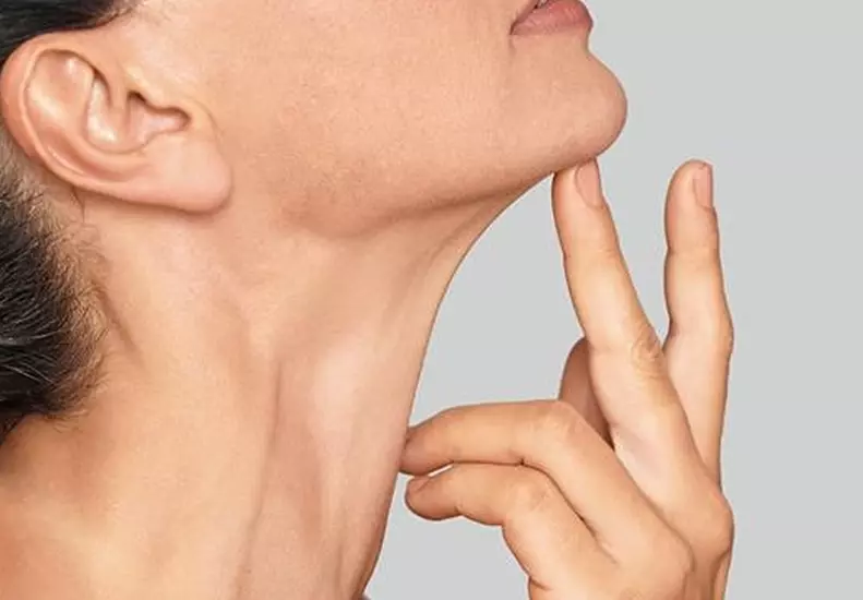 5 Guaranteed Ways to Firm and Smooth the Look of Saggy Jowls
