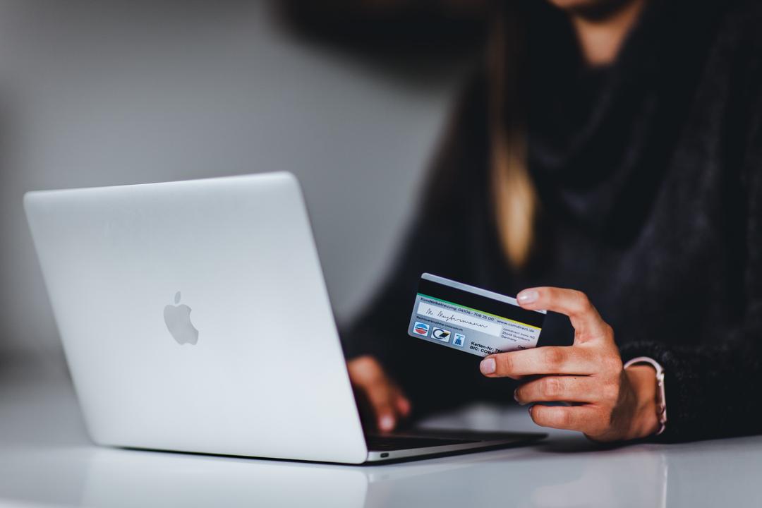 Nowadays, shopping online for your modern wedding ring has become the norm
