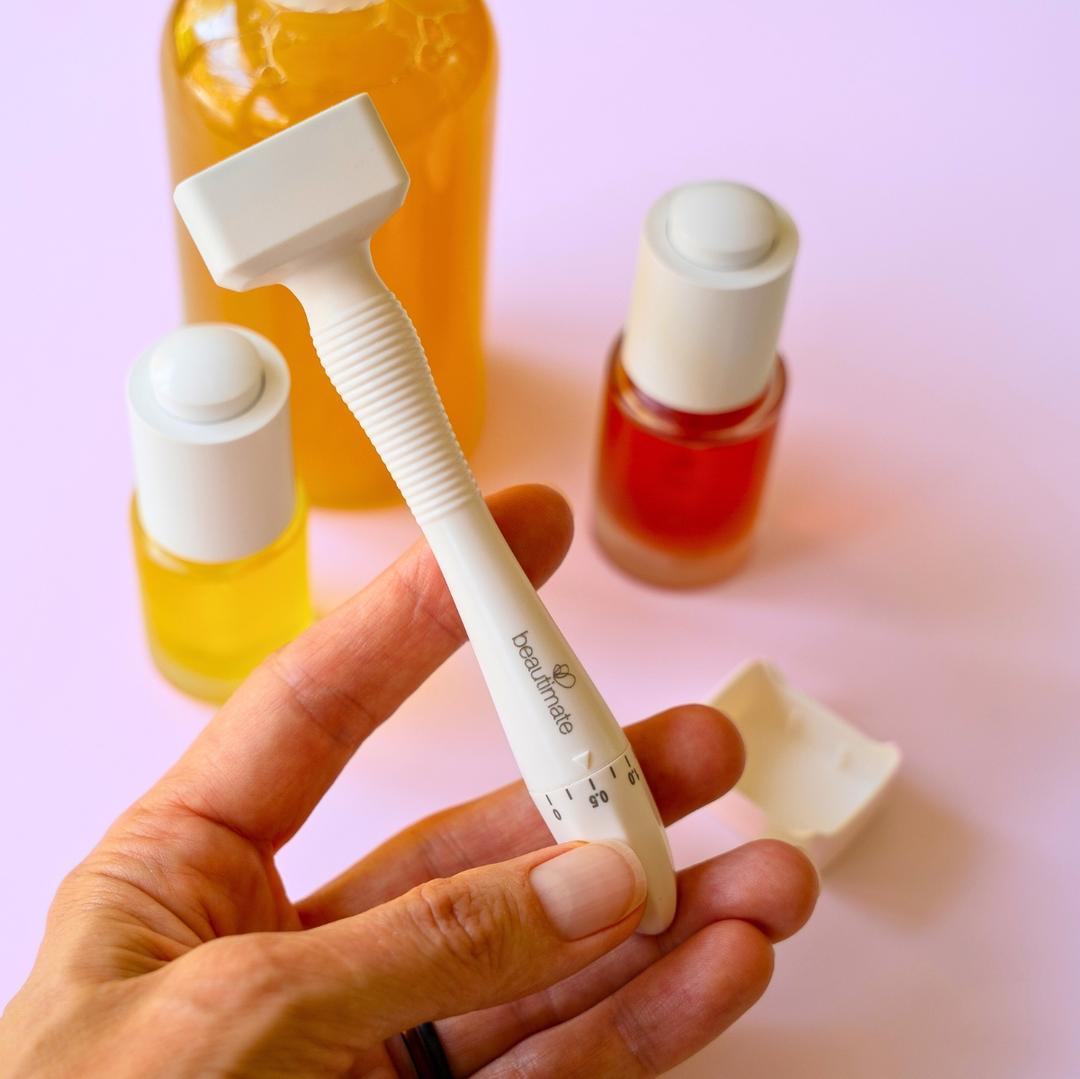 hand holding microneedle dermastamp