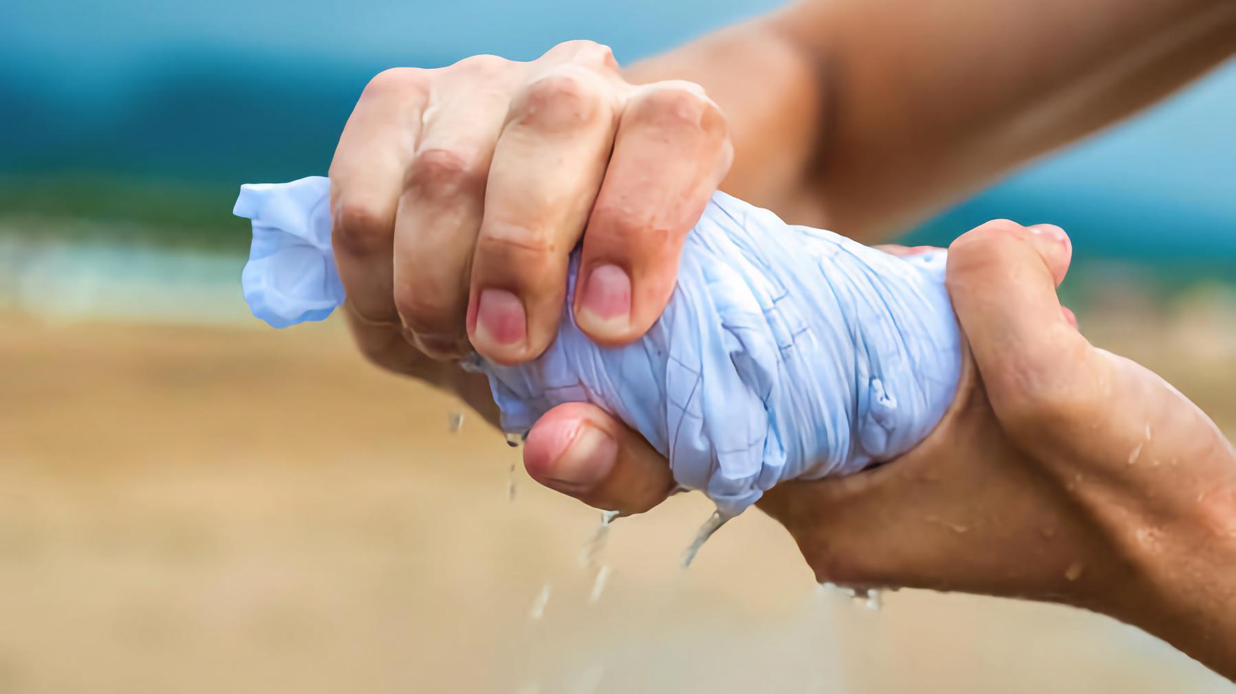 Preparing Clothes for Air Drying: wringing clothes