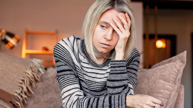Mujer de 40 años preocupada y cansada