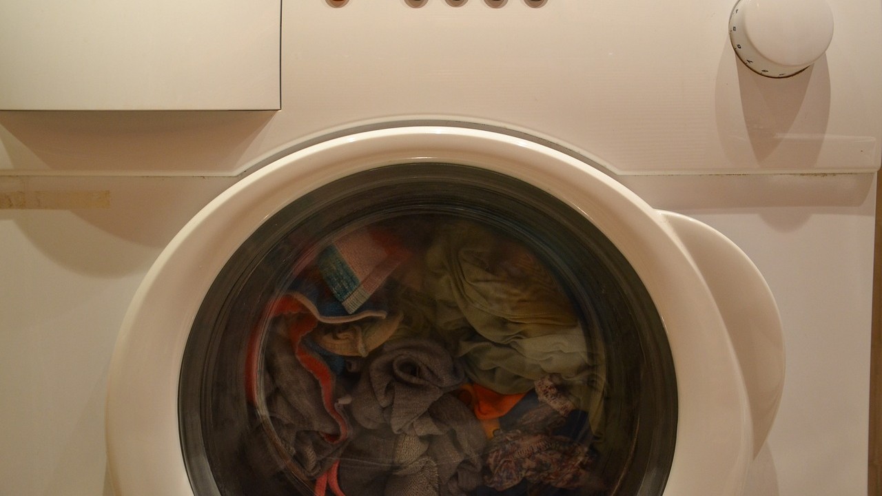 How Much Laundry Detergent Should I Use? Types of Laundry Detergents: Powder, Liquid, and Sheets