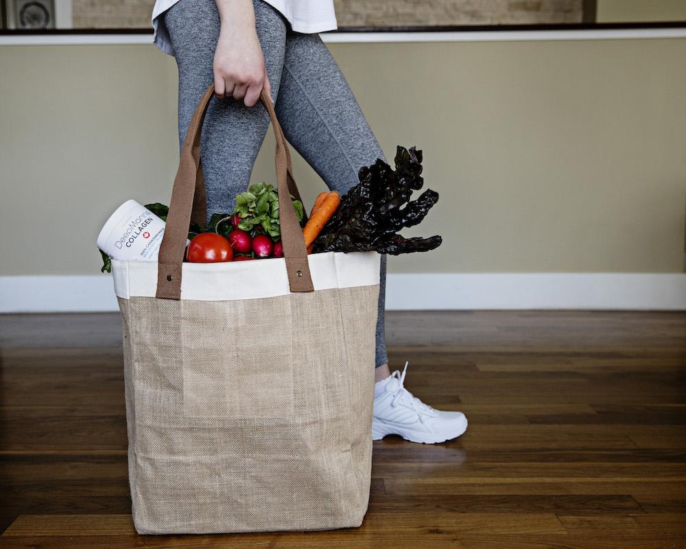 Woman carrying groceries with anti-inflammatory foods and DeepMarine Collagen